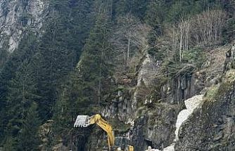 Rize’de yayla yollarında kar temizleme çalışmaları sürüyor