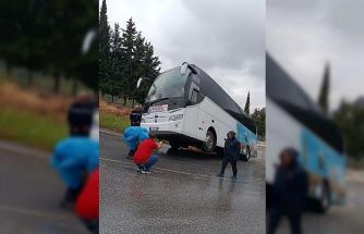 Selçuk’ta rampayı çıkamayan tur otobüsü şarampole kaydı