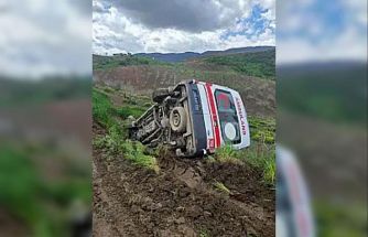 Siirt’te ambulans şarampole devrildi: 3 sağlık personeli yaralandı