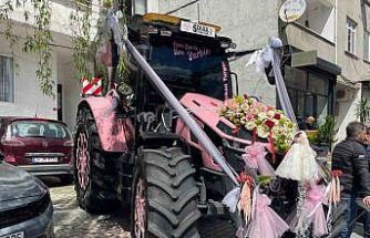 Sivas’tan İstanbul’a getirdiği pembe traktörle gelin almaya gitti