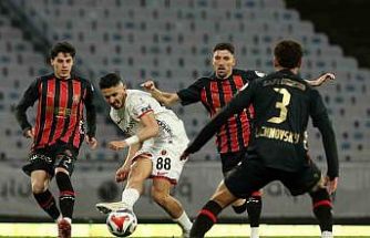 Trendyol Süper Lig: Fatih Karagümrük: 1 - Gençlerbirliği: 0 (İlk yarı)