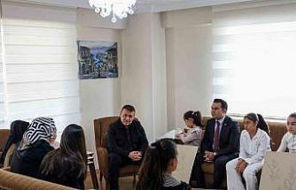 Vali Sözer çocuklarla bir araya geldi