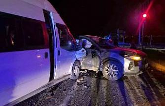 Adıyaman’da otomobil ile minibüs çarpıştı: 12 yaralı