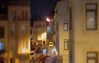 Beyoğlu’nda 6 katlı binanın çatısında korkutan yangın