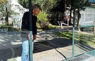 Bolu’da şehir magandaları otobüs durağının camını kırdı