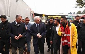 İstanbul Valisi Gül, selden etkilenen Kemerburgaz’da vatandaşları dinledi