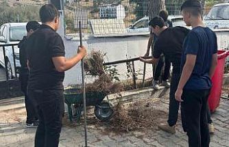 Koçarlı’da öğrenciler okul bahçesini temizleyerek çevre duyarlılığına dikkat çekti