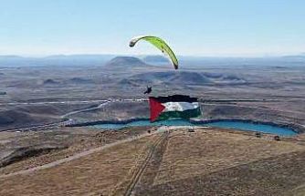 Yamaç paraşütü ile Filistin bayrağı açtı