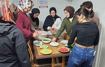Yurtta kalan üniversiteliler paketli gıda yerine kısır tercih etti