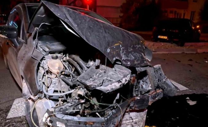 Kavşakta kaza yapan otomobil hurdaya döndü