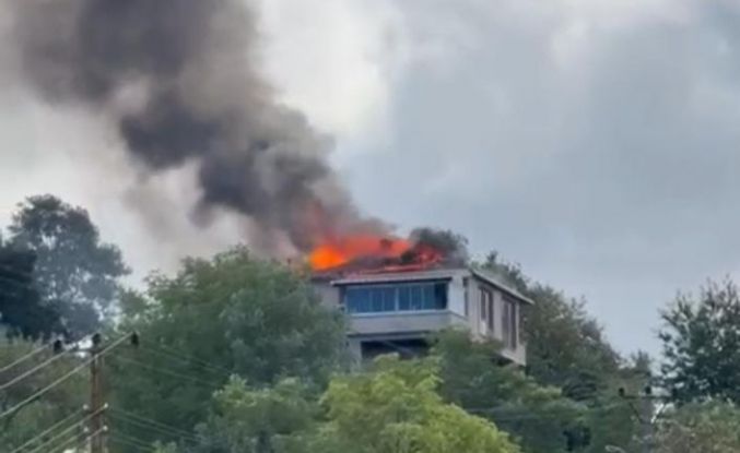 Rize’de çatı yangını korkuttu