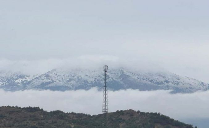 Akdağ’a mevsimin ilk karı düştü