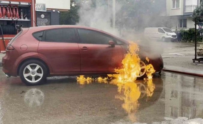 Aksaray’da seyir halindeki otomobil alev aldı