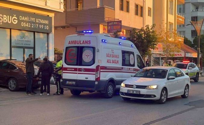 Yola kontrolsüz çıkan otomobil ile motosiklet çarpıştı: 1 yaralı