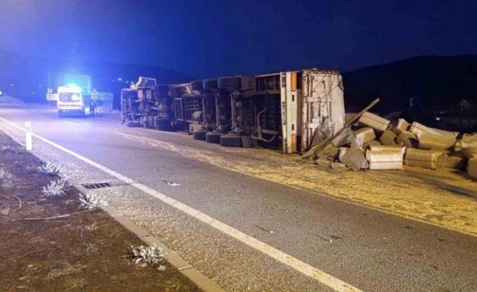 Bingöl’de saman yüklü kamyon devrildi