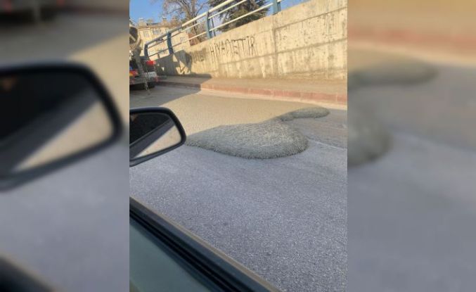 Elazığ’da mikserden taşan beton asfalt yola döküldü