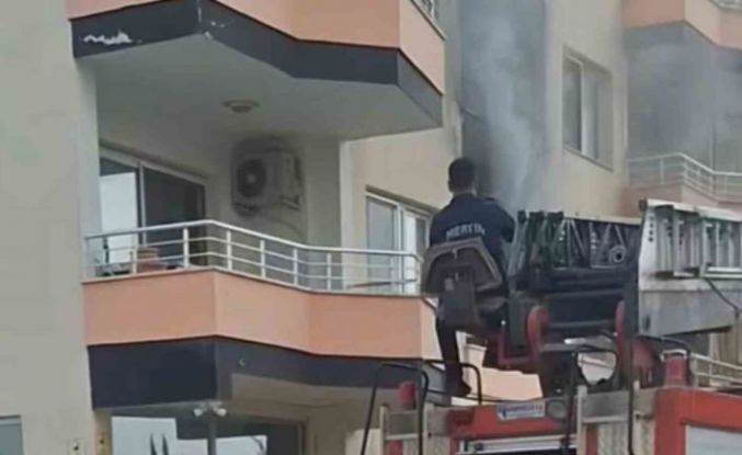 Erdemli’de bina yangını korkuttu