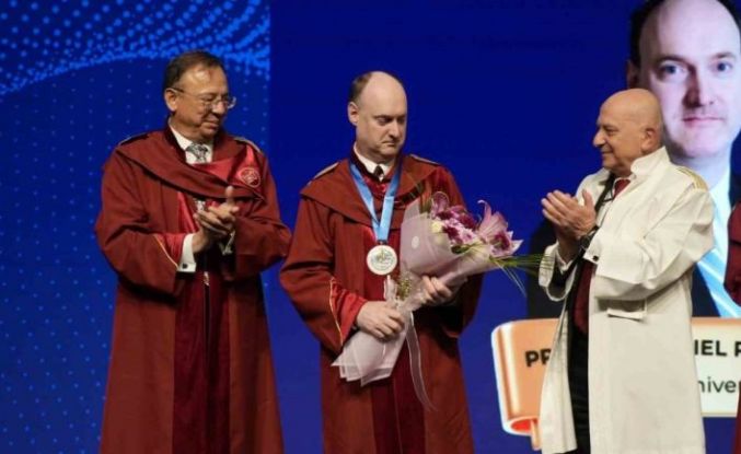 İstinye Üniversitesi Bilim Nişanı, Harvard Üniversitesi’nden Prof. Dr. Daniel Cahill’e takdim edildi