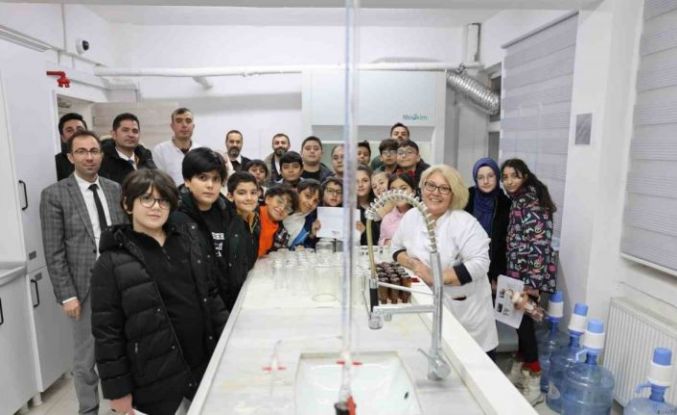 Kars’ta öğrenciler laboratuvarda analiz süreçlerini yerinde gözlemledi