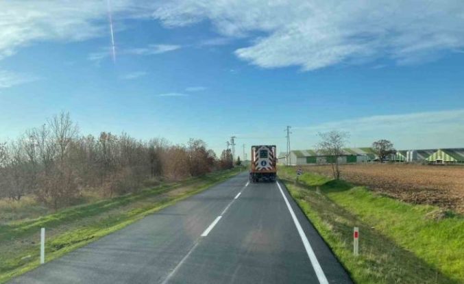 Kırklareli’nde köy yolları sıcak asfaltla yenileniyor