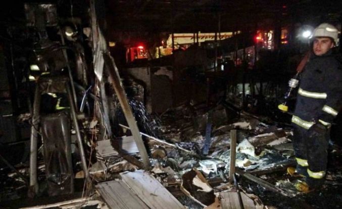 Konyaaltı Sahili’ndeki kafe yanarak küle döndü, 5 yavru köpek telef oldu