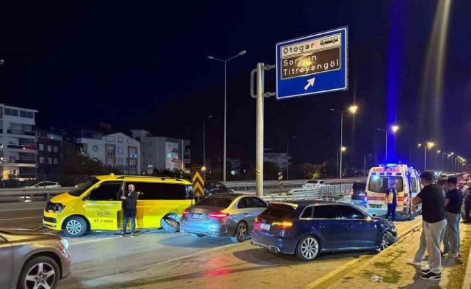Manavgat’ta otomobil ile ticari taksi çarpıştı: 2 yaralı