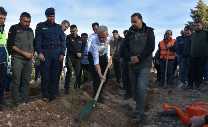 Öğretmenler Günü anısına fidanlar toprakla buluşturuldu