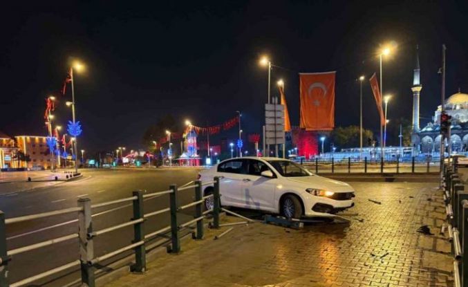 Seyir halindeyken uyuyan otomobil sürücüsü bariyerlere girdi