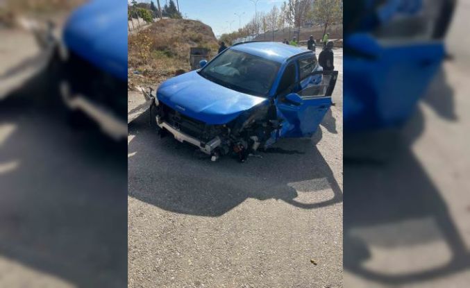 Sürücüsünün direksiyon hakimiyetini kaybettiği otomobil refüje çıktı