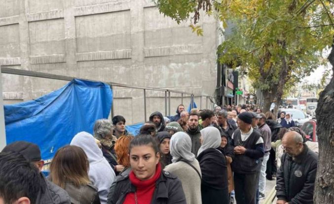 TOKİ başvurusu yapmak isteyen vatandaşlar yüzlerce metre kuyruk oluşturdu