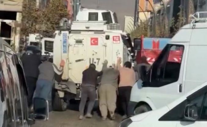 Yüksekova’da görenleri gülümseten anlar: Arızalan zırhlı araca vatandaş imecesi