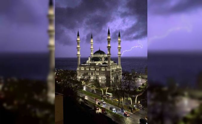 Zonguldak’ta şimşekler geceyi aydınlattı