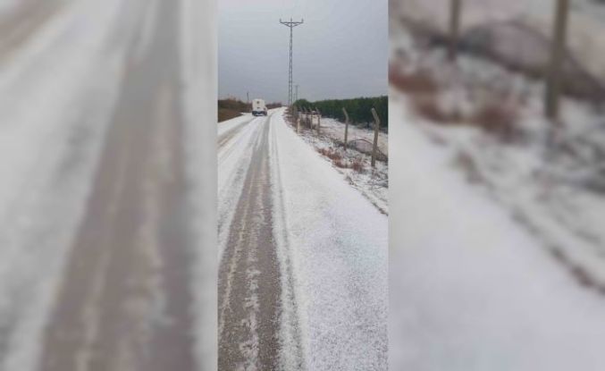 Adana’da dolu yağdı, yollar ve tarlalar beyaza büründü