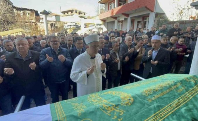 Alaplı İlçe Milli Eğitim Müdürü annesinin cenaze namazını kıldırdı