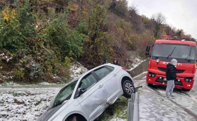 Alaplı’da otomobil yoldan çıktı