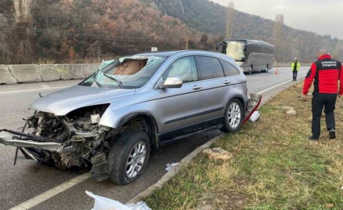 Amasya’da lastiği patlayan otomobil takla attı: 3 yaralı