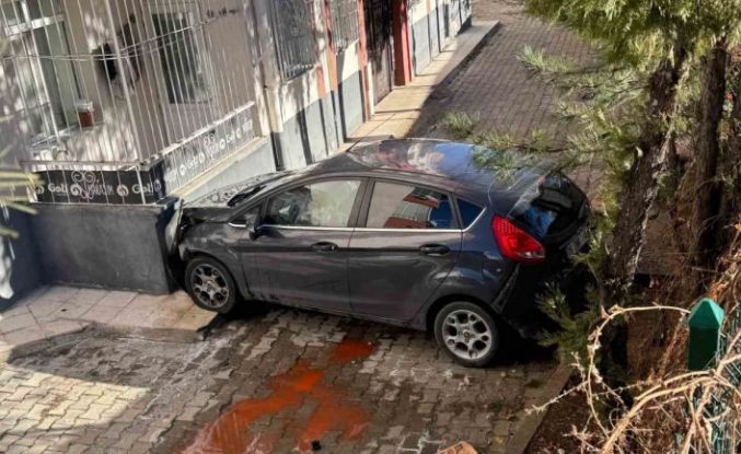 Apartman bahçesine düşen araçta 4 kişi yaralandı