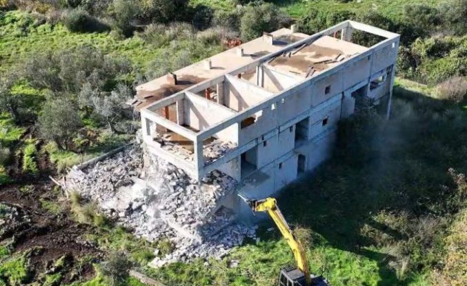 Ayvacık’ta 66 kaçak yapı yıkıldı