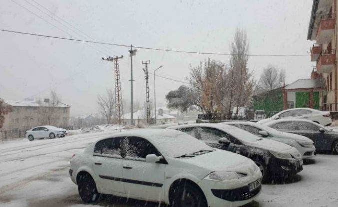 Başkale beyaza bürüdü