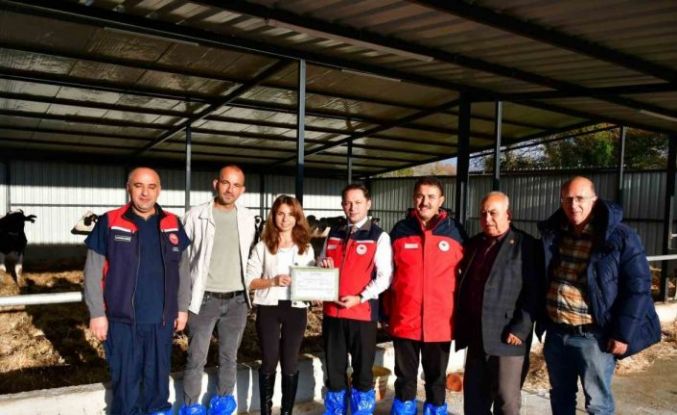 Biga’da kaliteli hayvansal üretim yapan üreticiye Ari İşletme Belgesi