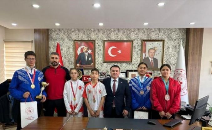 Bilecikli kick boks sporcularını makamında ağırladı