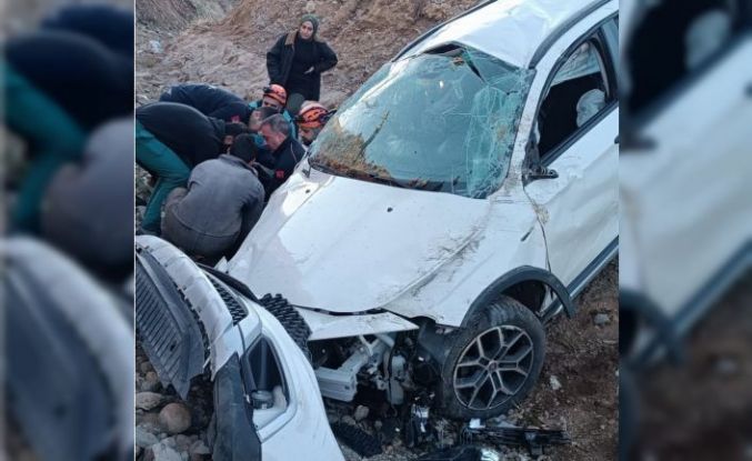 Bingöl’de otomobil şarampole uçtu: 2 yaralı