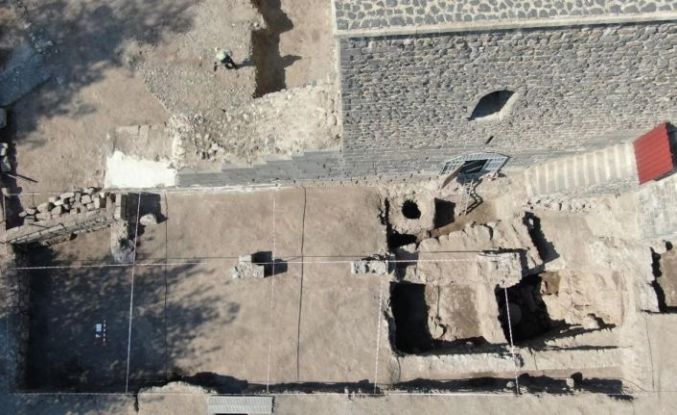 Bir asırdır toprak altında olan Diyarbakır surlarının 1.35 metresi gün yüzüne çıkartıldı