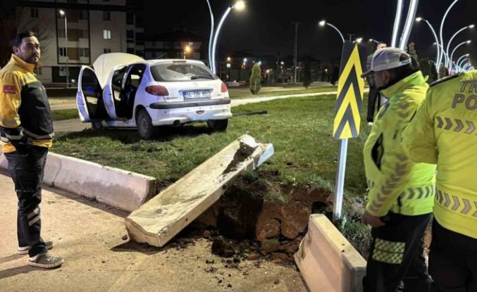 Bolu’da kontrolden çıkan otomobil refüje çarptı