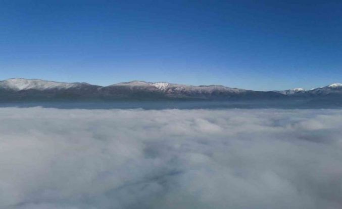 Bolu’nun karlı dağlarında sis güzel görüntü oluşturdu