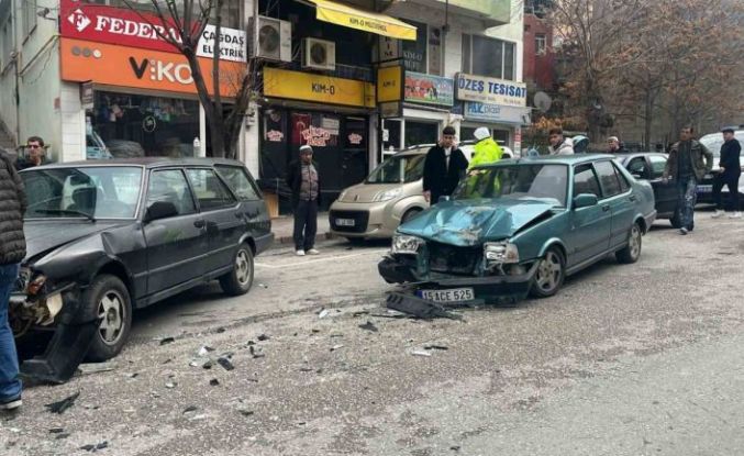 Burdur’da 2 Tofaş çarpıştı: 1 yaralı