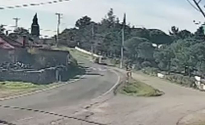 Çanakkale’de iki araç çarpıştı: Kaza anı kamerada