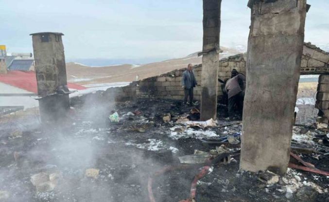 Çatak’ta çatı yangını: 2 kişi dumandan etkilendi