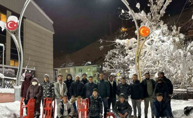 Çatak’ta çocuklar kar katilini eğlenceye dönüştürdü