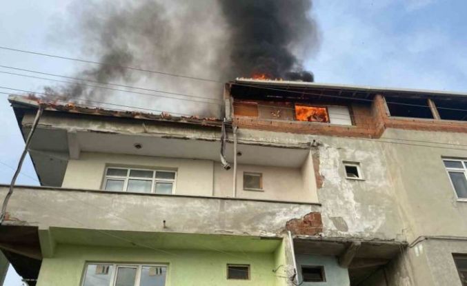 Çatı katı alev topuna döndü
